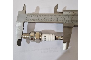 Свіча ○10мм AR7C для бензопил/скутеров L-60мм/○-10мм тонка Китай